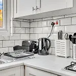 Serviced Apartment London Great For Contractors 2 Mins From Train Station And Near Tottenham Stadium