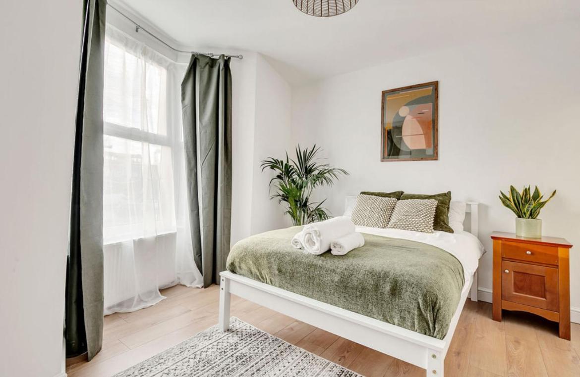 Appartamento Serviced Great For Contractors 2 Mins From Train Station And Near Tottenham Stadium Londra